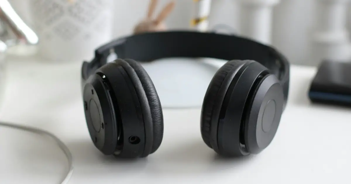 headphones-long-haul-flight