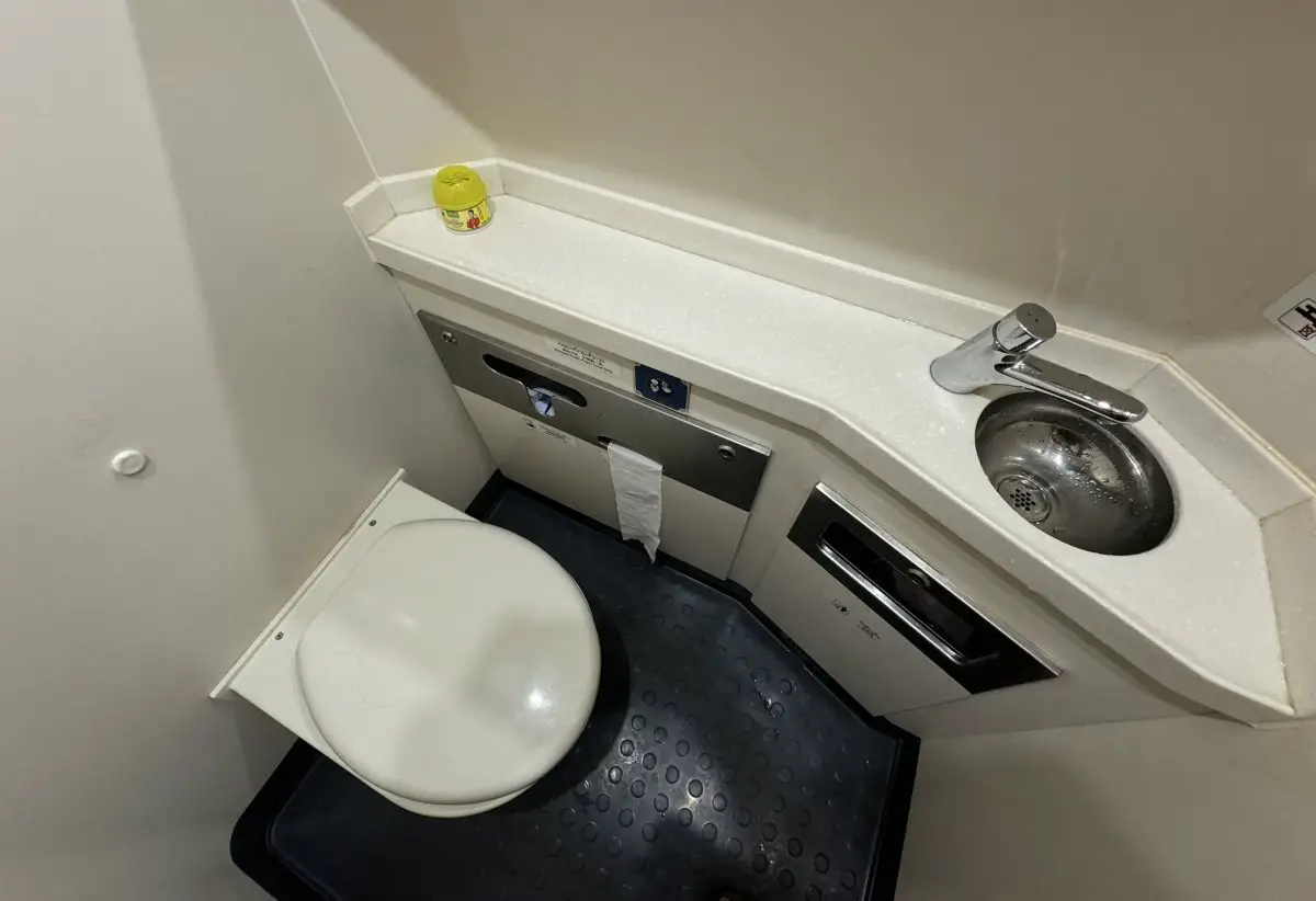 laos-train-toilet