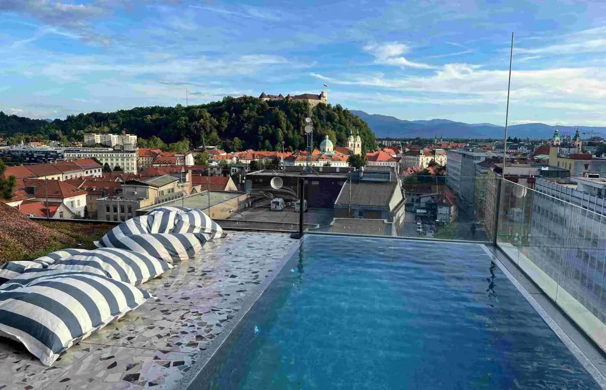 1_neu-residences-rooftop-pool