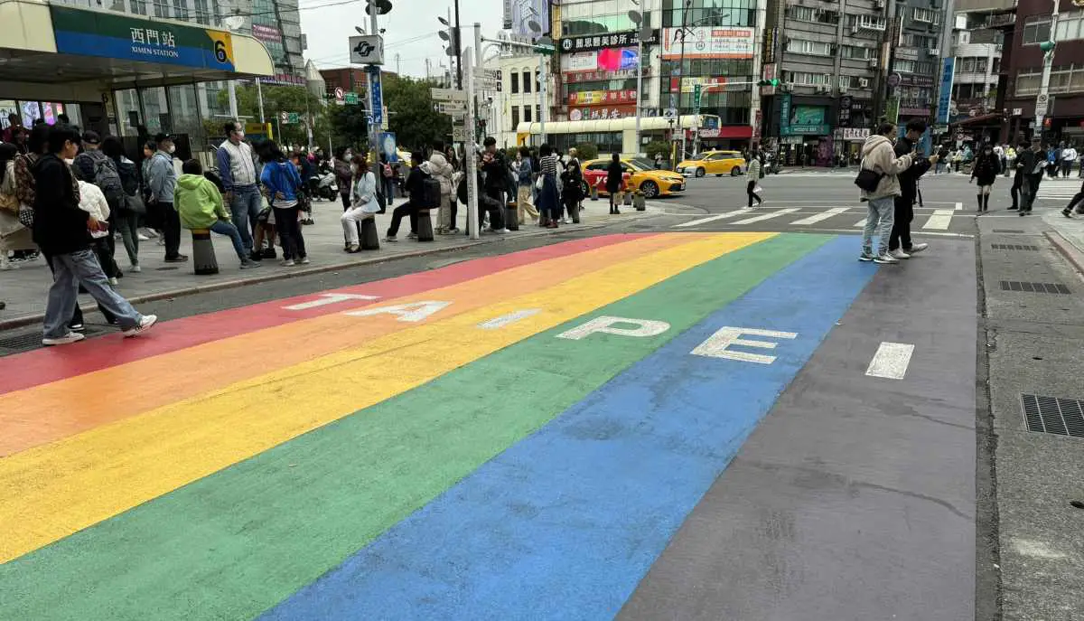 taipei-rainbow-crossroad