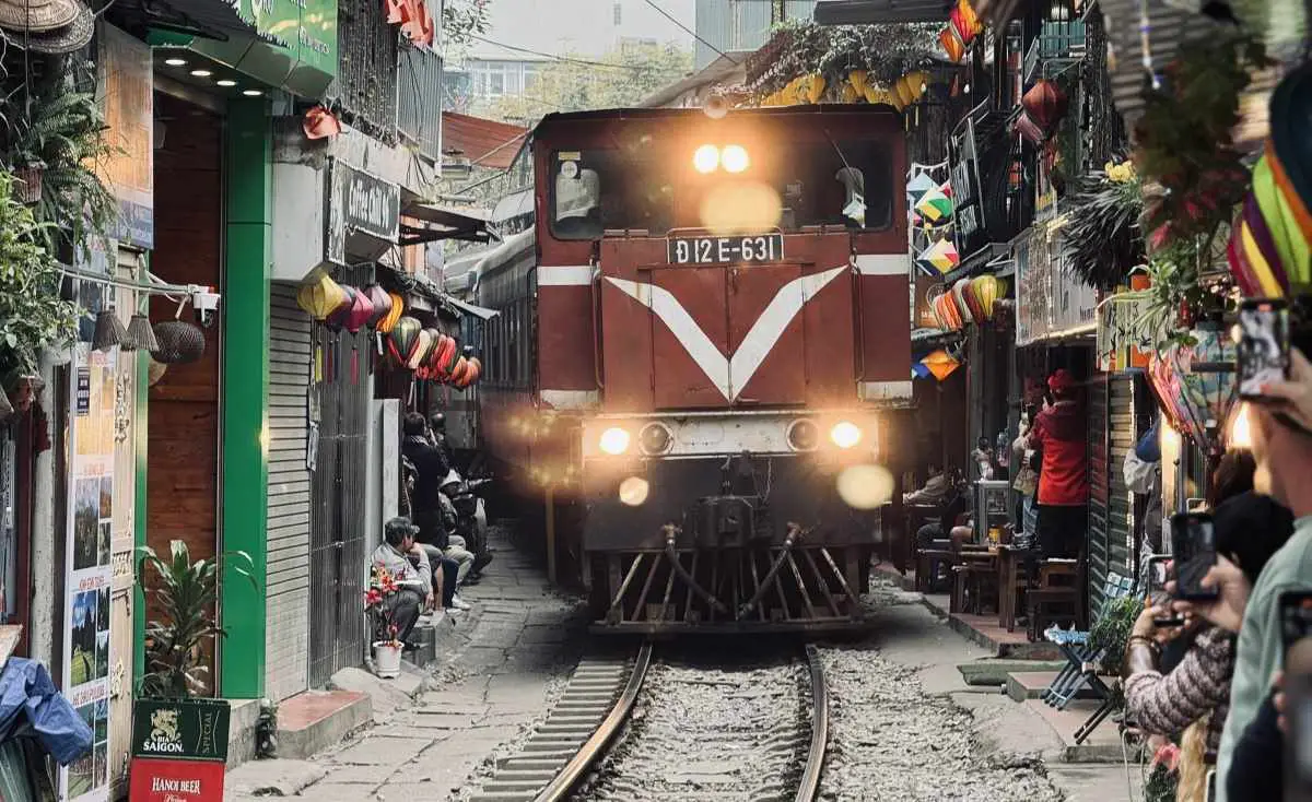 hanoi-train-street